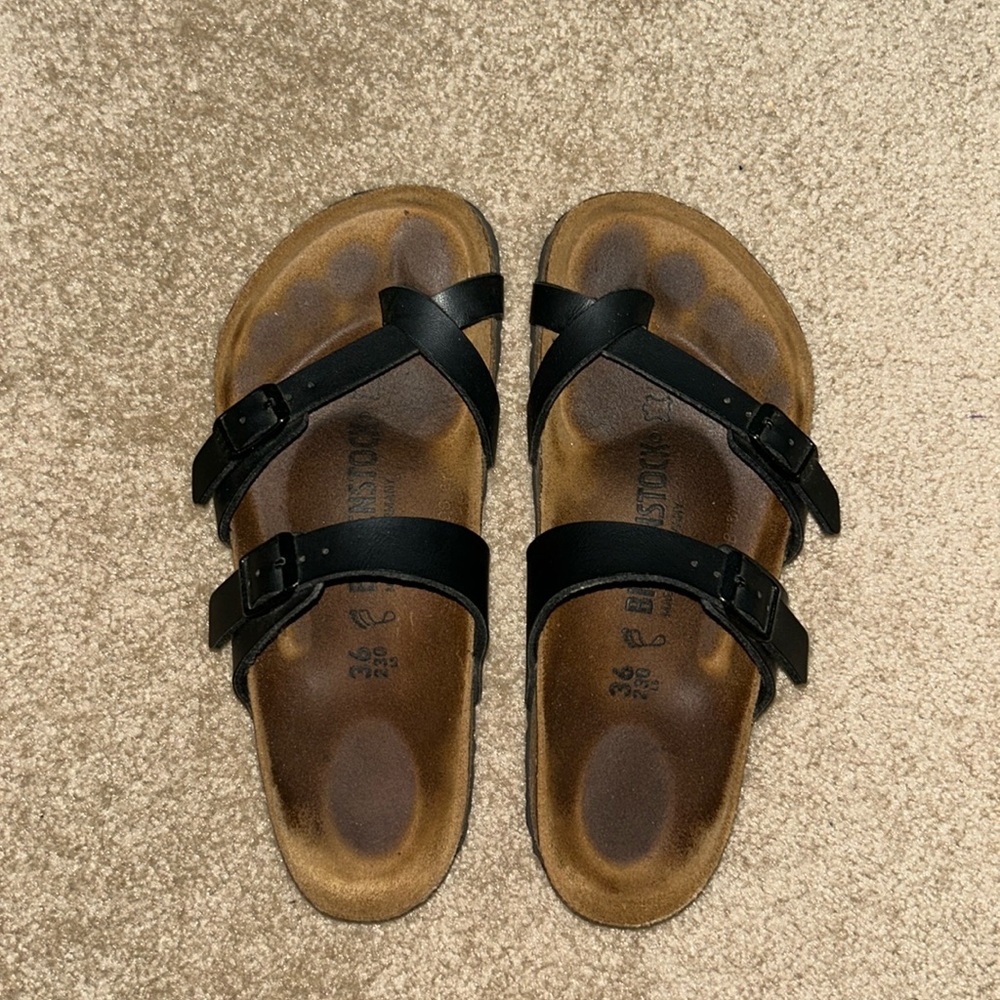 Lightly used Womens Black Mayari Birkenstock Sandal. Size 36